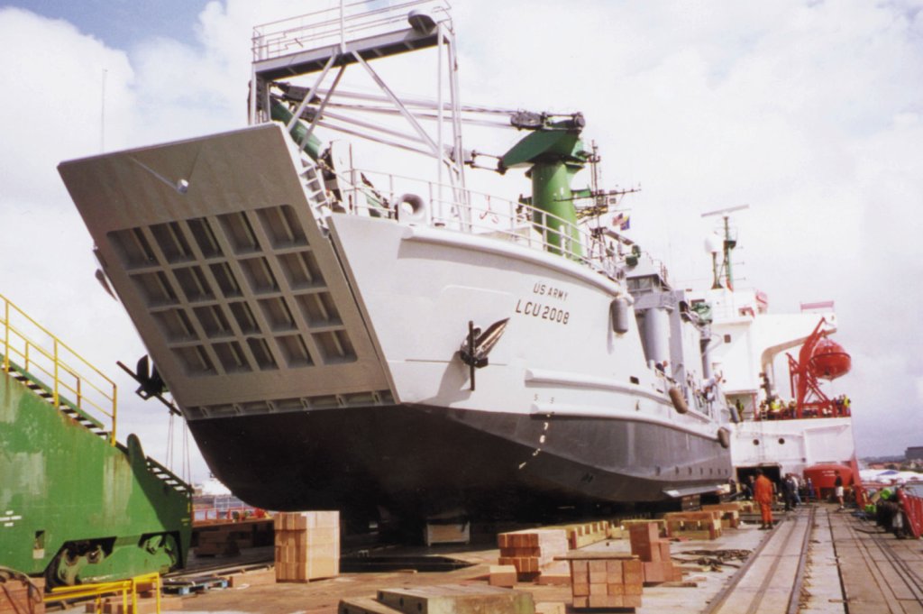 1600px-LCU_2000_being_loaded_as_deck_cargo_on_a_chartered_vessel.jpg