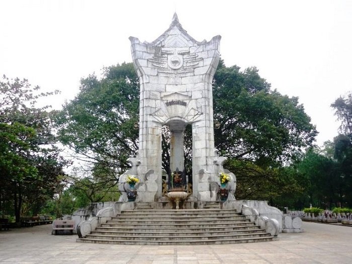 tham-nghia-trang-truong-son-noi-tieng.jpg