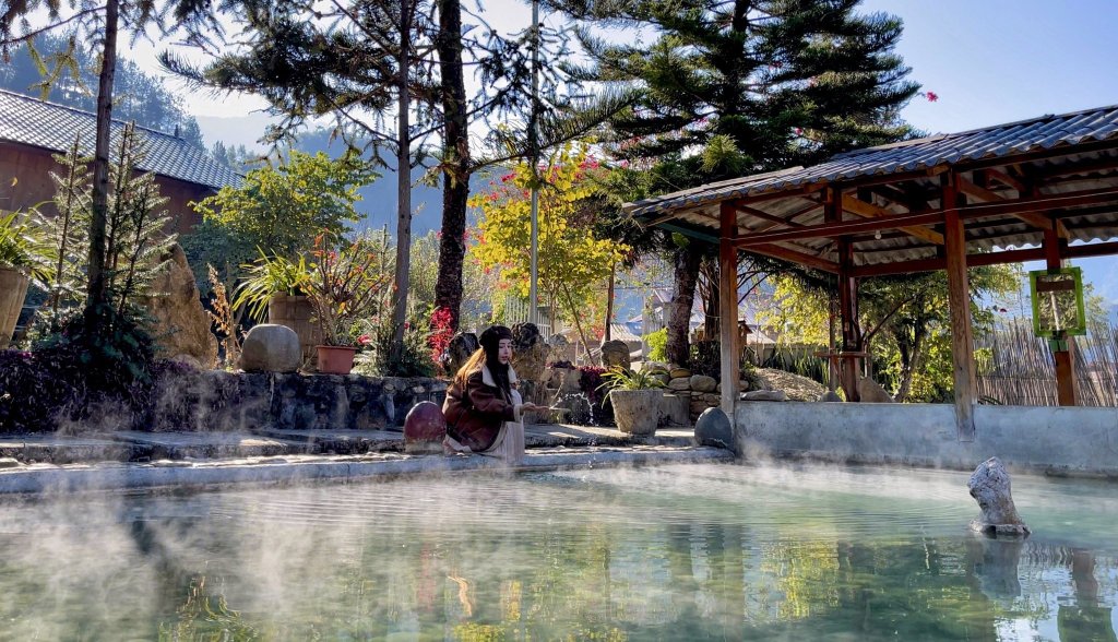 suoi-khoang-nong-ngoc-chien-dang-la-diem-den-hot-nhat-son-la-1.jpg