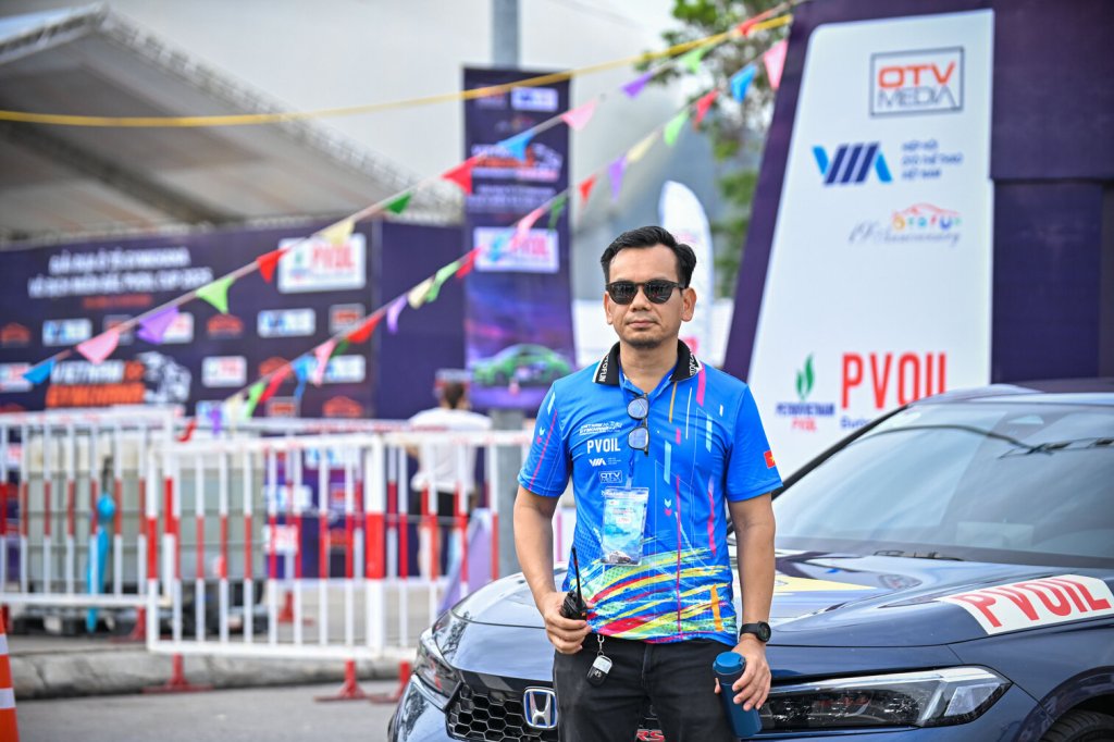 6 Bieu dien Honda Civic RS 3.jpg