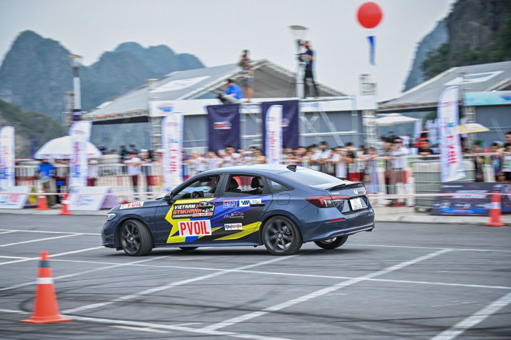 6 Bieu dien Honda Civic RS 5.jpg