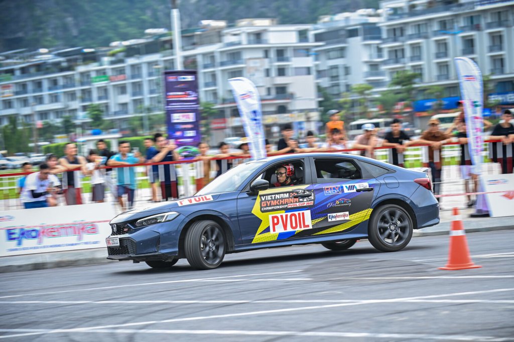 6 Bieu dien Honda Civic RS 7.jpg