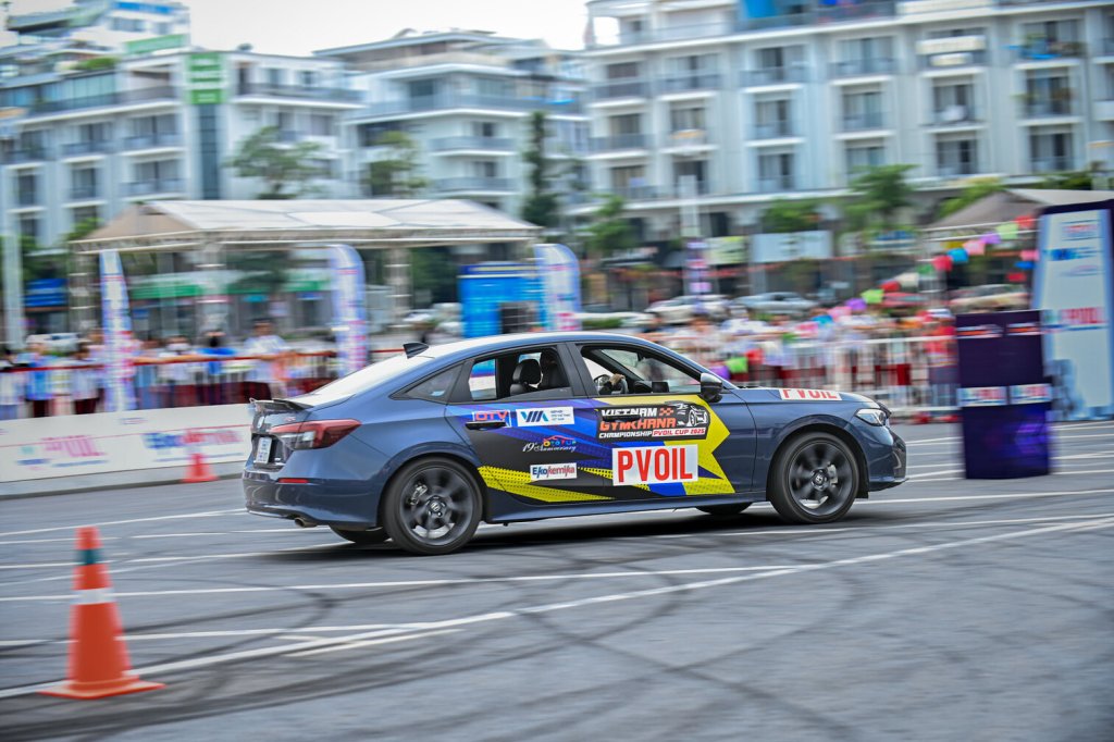 6 Bieu dien Honda Civic RS 8.jpg