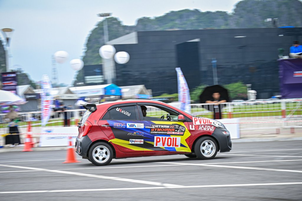 8 Thi dau 7.jpg