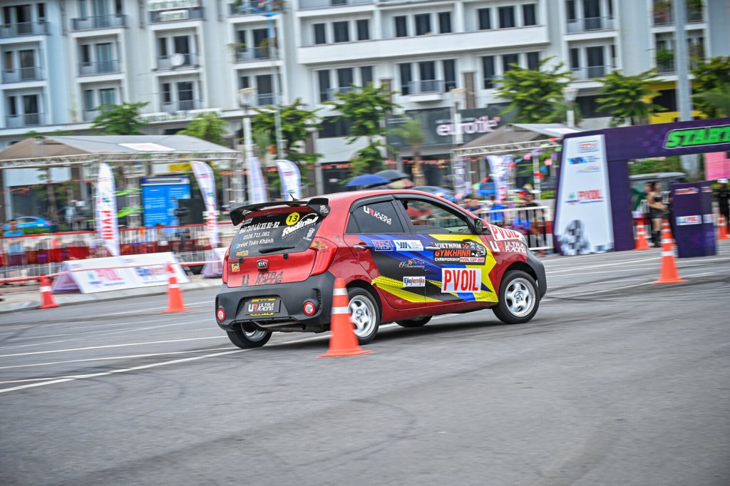 8 Thi dau 8.jpg