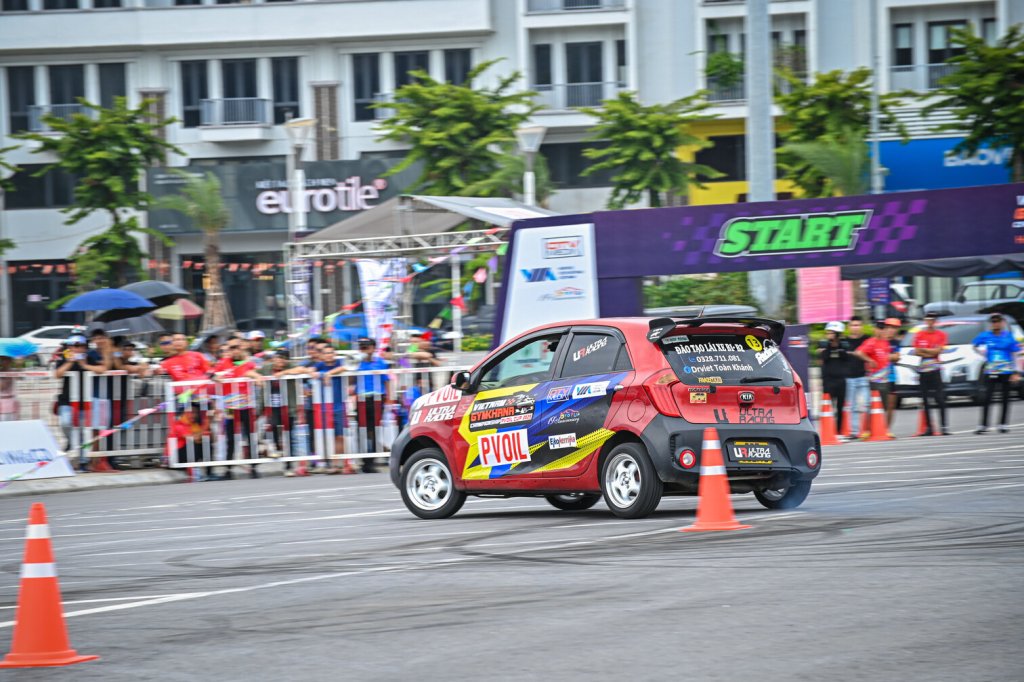8 Thi dau 9.jpg