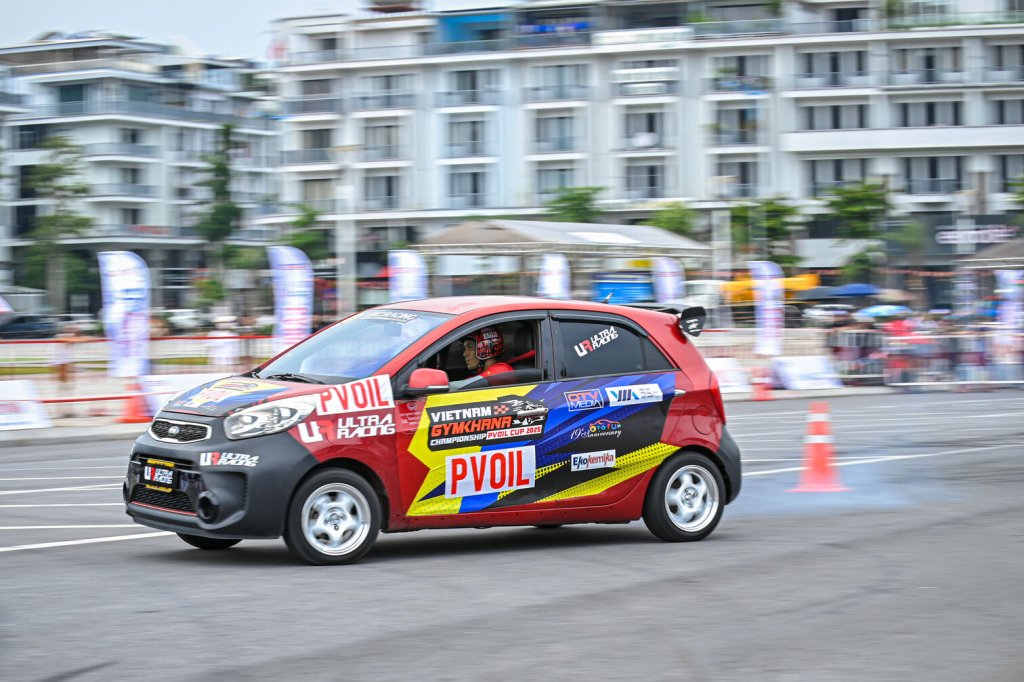 8 Thi dau 10.jpg