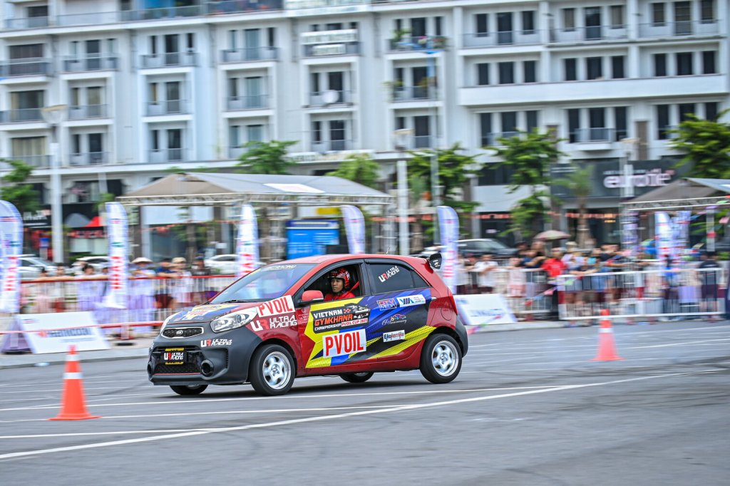 8 Thi dau 11.jpg