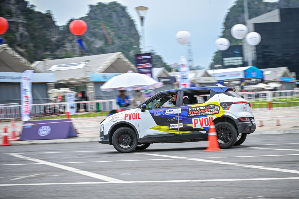 8 Thi dau 13.jpg