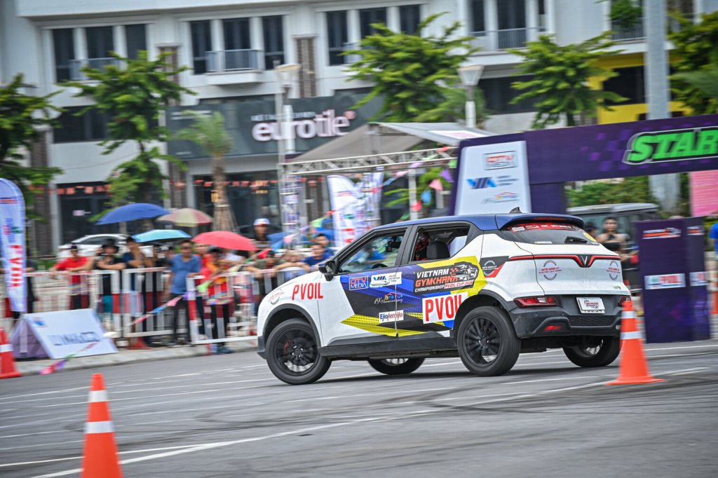 8 Thi dau 14.jpg
