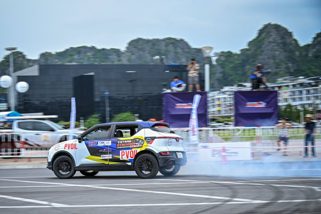 8 Thi dau 16.jpg