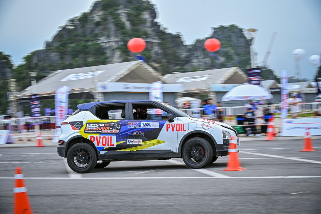 8 Thi dau 18.jpg