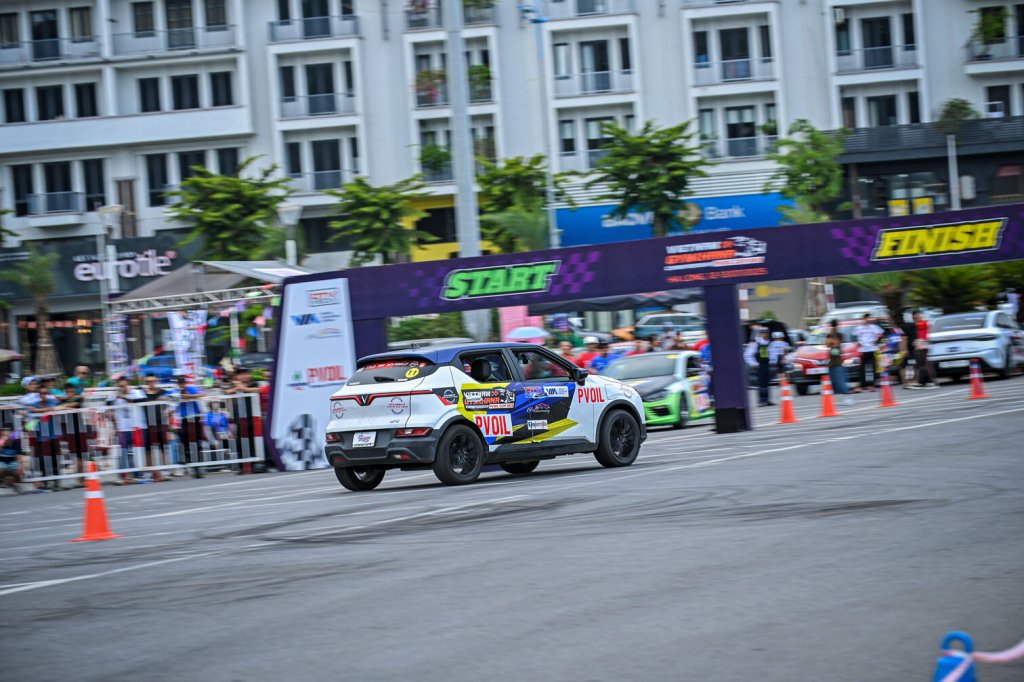 8 Thi dau 19.jpg