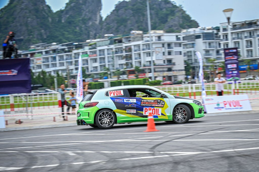 8 Thi dau 21.jpg