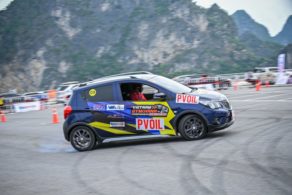8 Thi dau 24.jpg