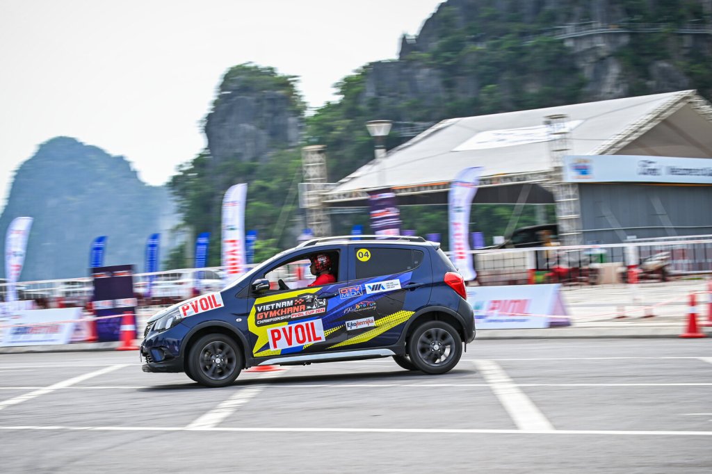 8 Thi dau 35.jpg