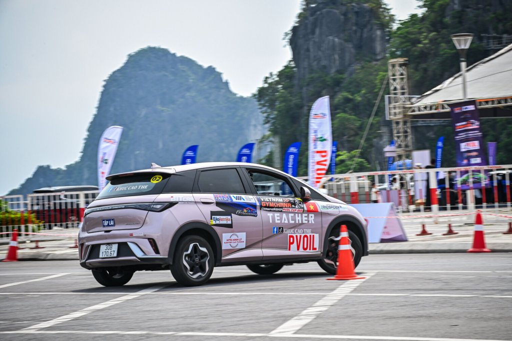 8 Thi dau 40.jpg