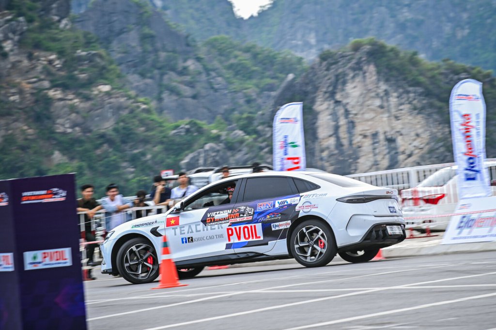 8 Thi dau 48.jpg