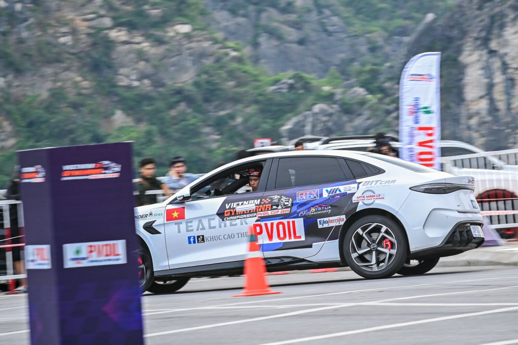 8 Thi dau 49.jpg