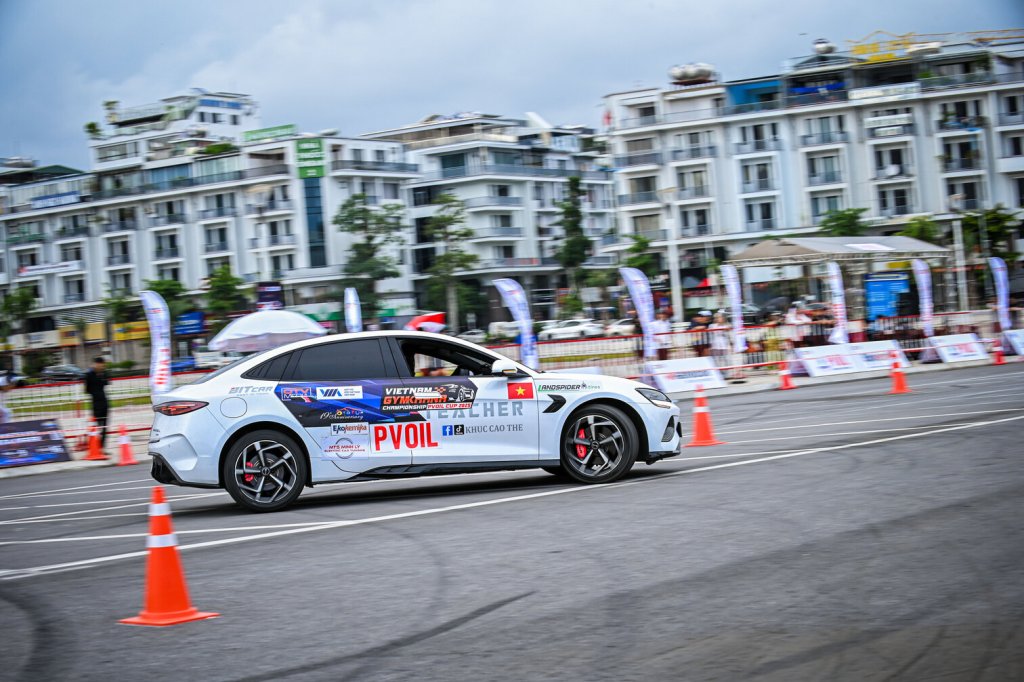8 Thi dau 50.jpg