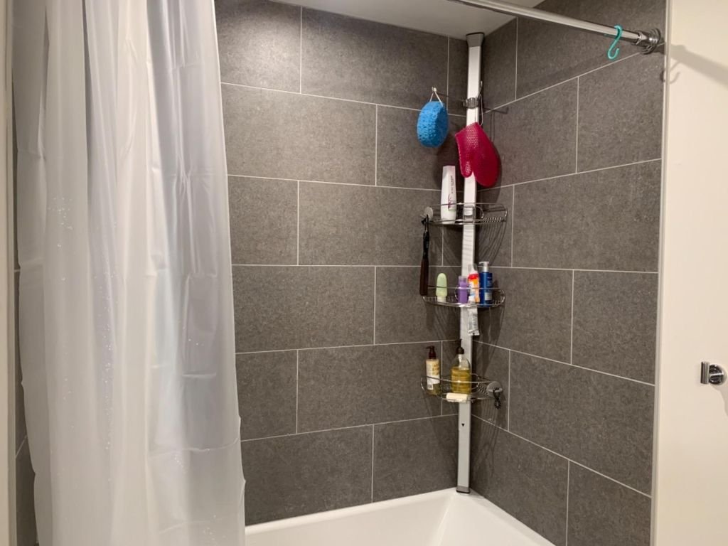 Giá kệ góc treo dụng cụ nhà tắm loại chống sàn và trần Simplehuman BT106221.jpg
