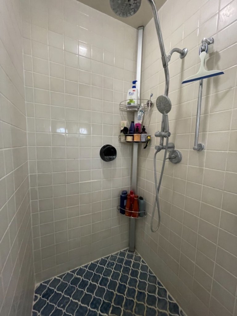 Giá kệ góc treo dụng cụ nhà tắm loại chống sàn và trần Simplehuman BT106219.jpg