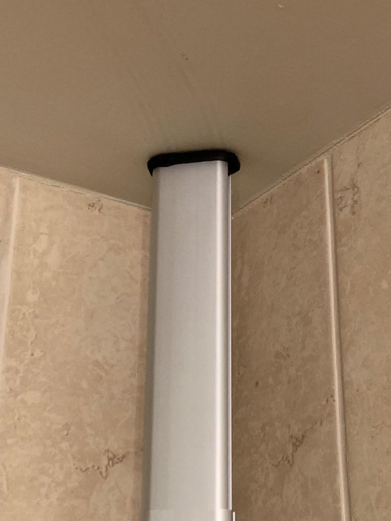 Giá kệ góc treo dụng cụ nhà tắm loại chống sàn và trần Simplehuman BT106211.jpg