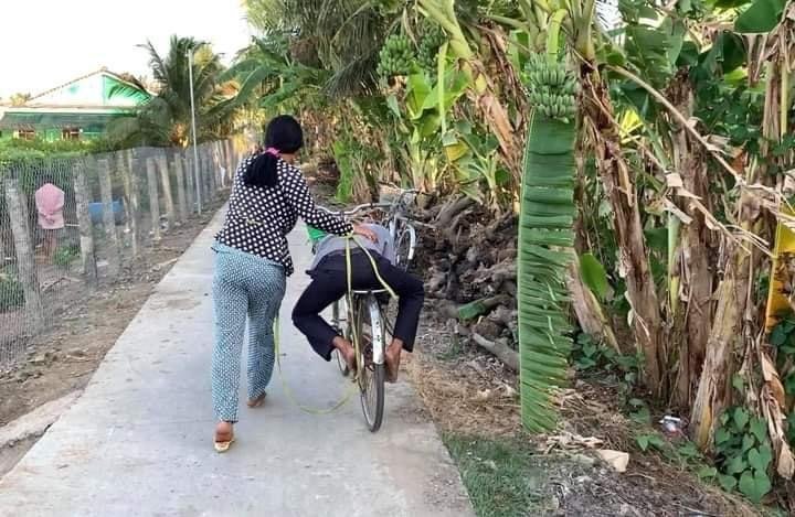 Lai chồng xỉn về nhà.jpeg