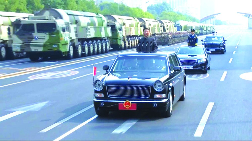 chu-tich-trung-quoc-dung-tren-xe-hong-ky-ra-lenh-cu-hanh-le-duyet-binh-o-thien-an-mon-15699719...jpg