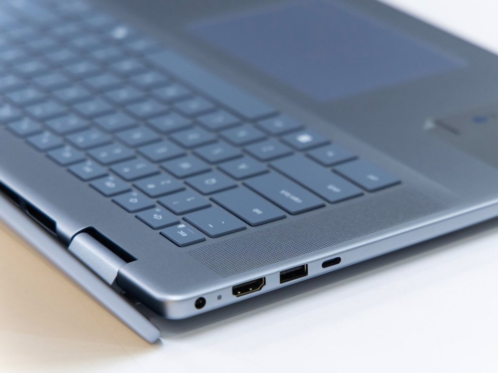 Dell Inspiron 7640 2.jpg