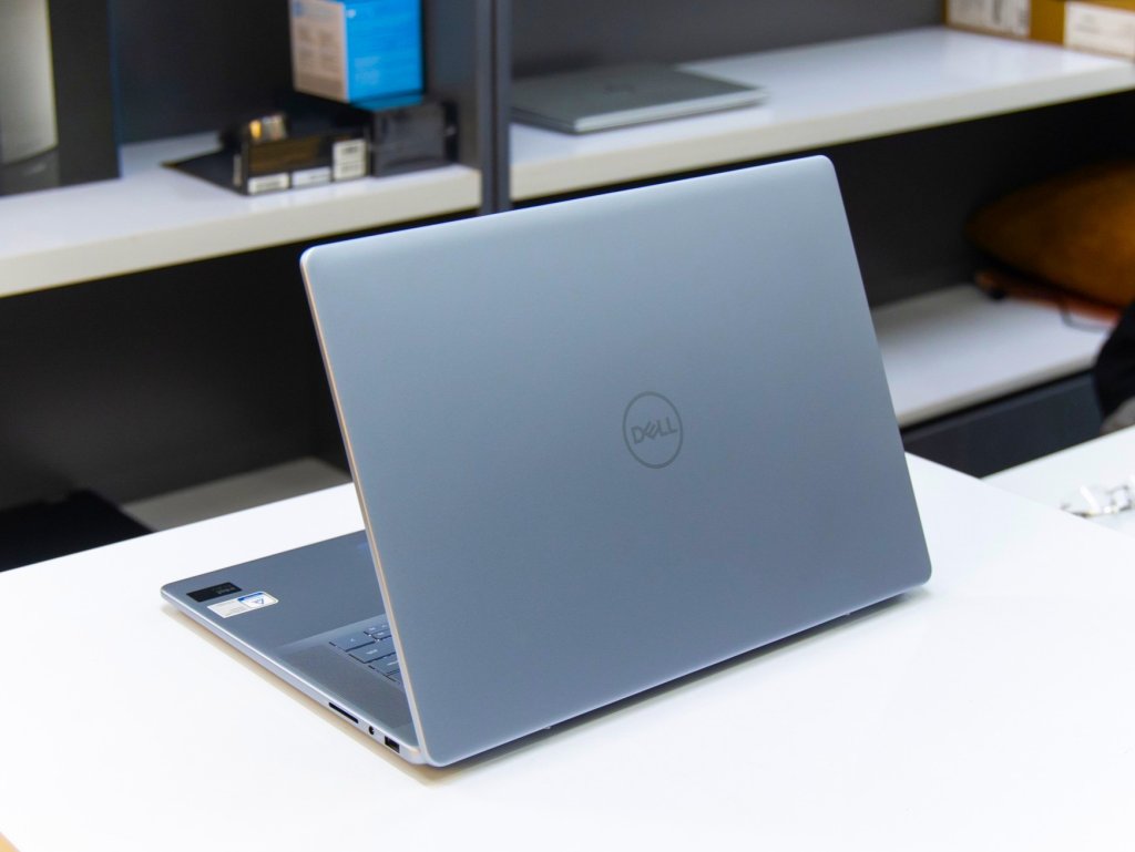 Dell Inspiron 7640 4.jpg