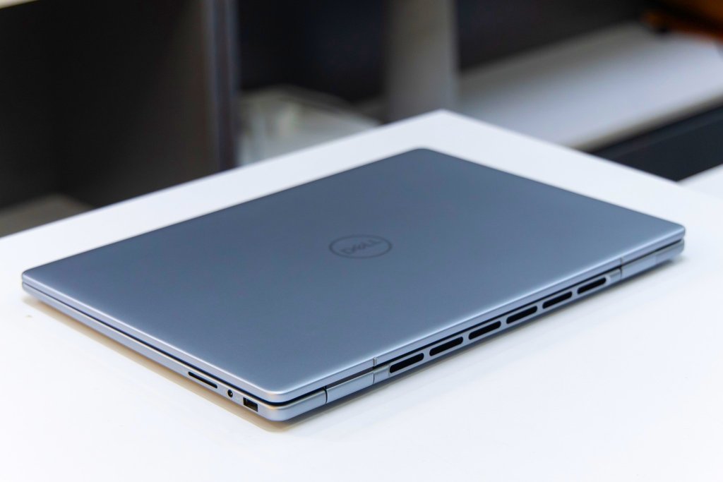 Dell Inspiron 7640 6.jpg