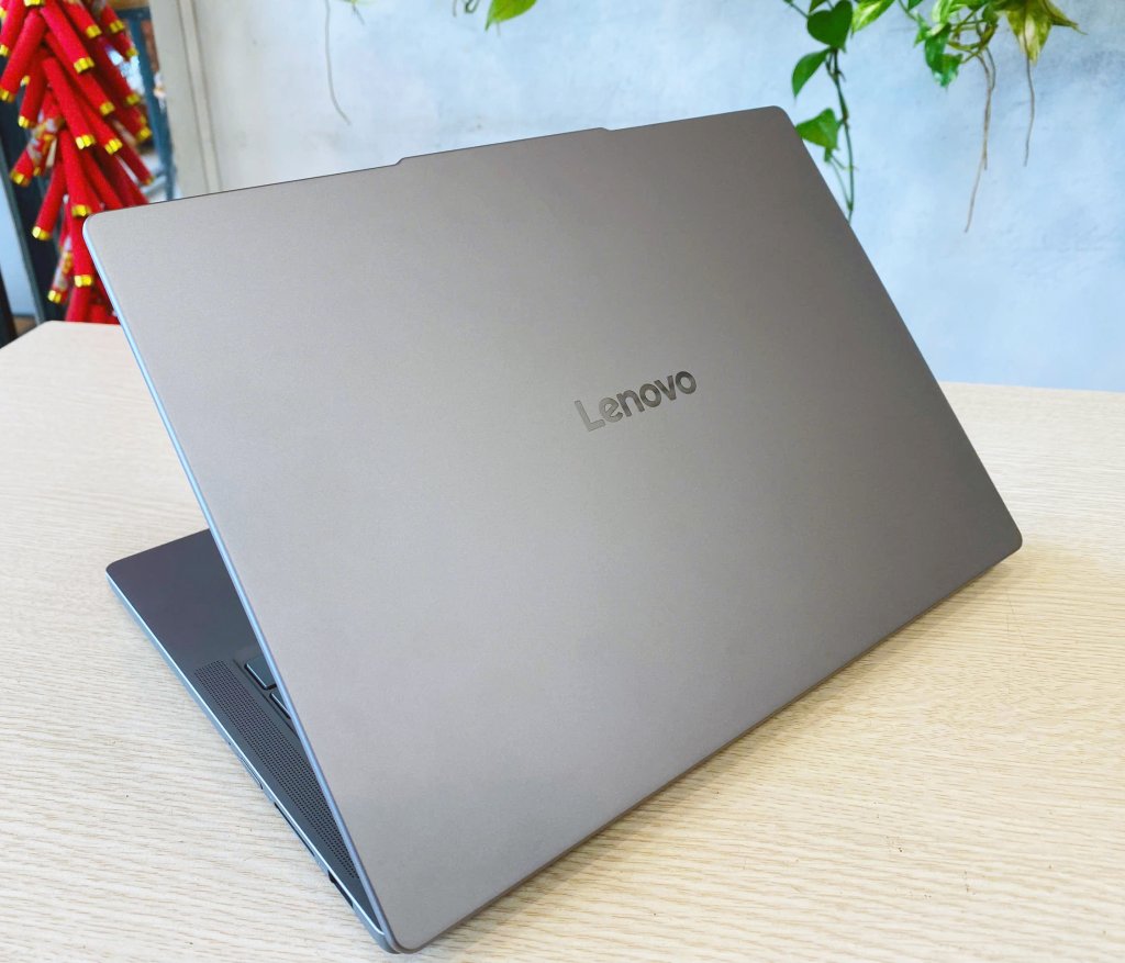 Laptop Lenovo IdeaPad Slim 3 14IAH8.jpg