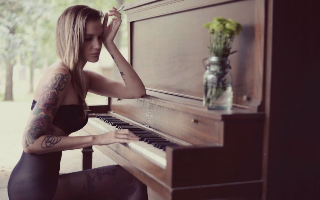 _Girl_with_tattoo_playing_the_piano_105073_.jpg