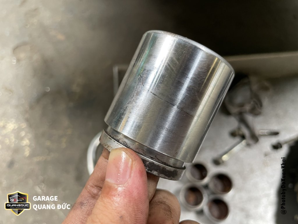 Lexus LX570 bảo dưỡng thay má phanh, piston khaiphuchoi (9).jpg