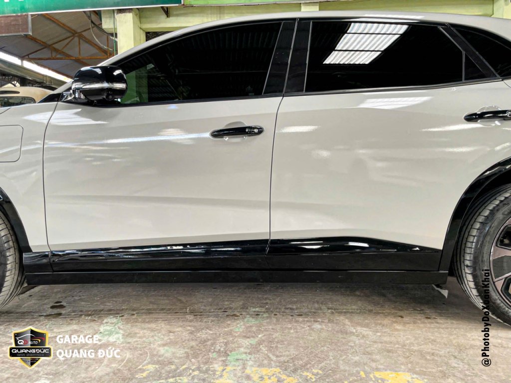 VINFAST VF8 - SƠN ỐP QUANH XE ĐEN BÓNG quangduc khaiphuchoi (28).jpg