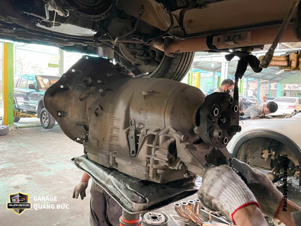 MERCEDES C200 - RÒ RỈ NƯỚC MÁT ẨM DẦU, THAY KÉT NƯỚC quangduc khaiphuchoi (30).jpg