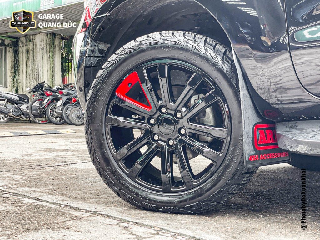 FORD EVEREST - SƠN LAZANG ĐEN BÓNG ĐIỂM ĐỎ quangducauto khaiphuchoi (10).jpg
