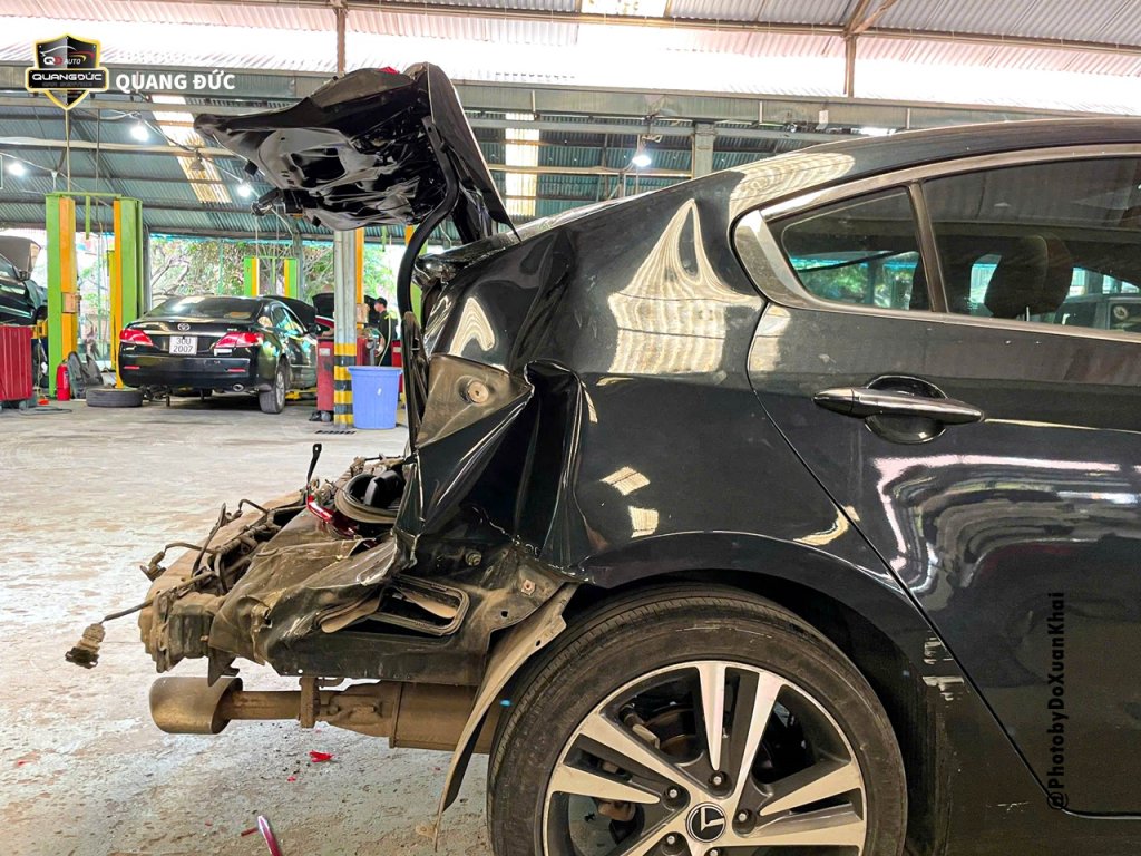 KIA CERATO XANH - ĐÂM ĐUÔI NẶNG biến dạng nắp cốp, khoang cốp, vỡ đèn, kính quangducauto Khaip...jpg