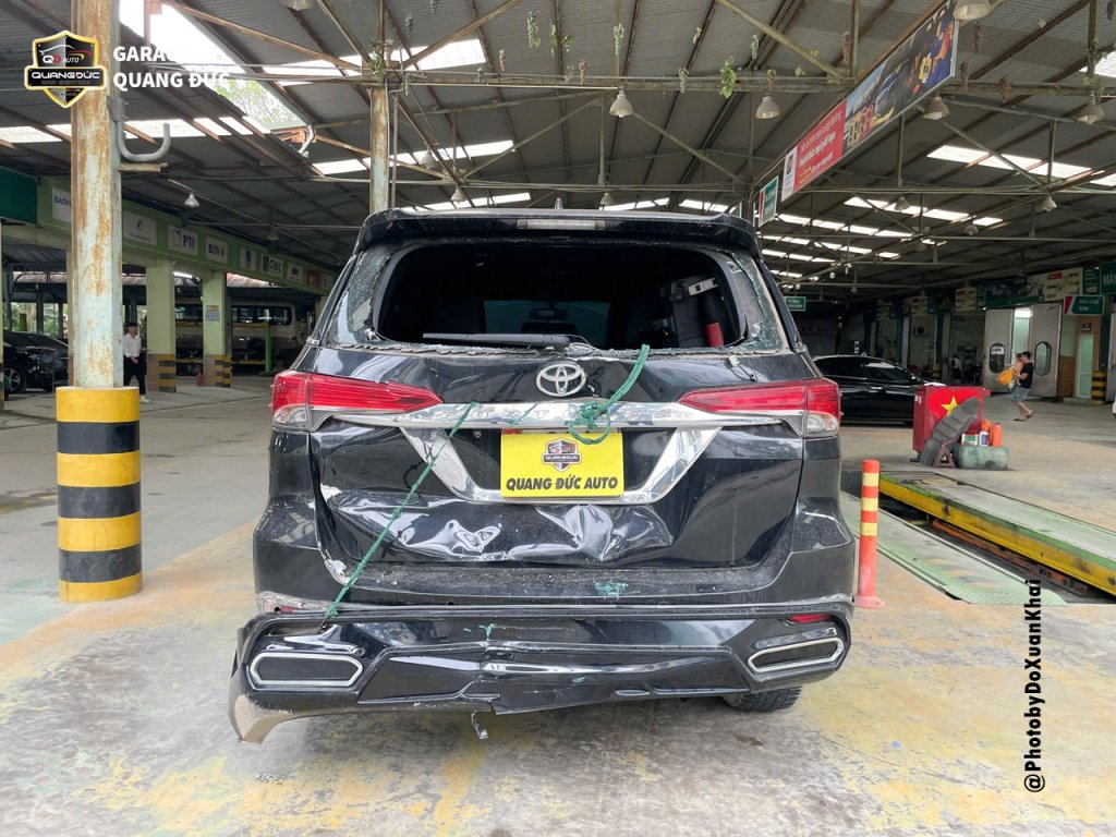TOYOTA FORTUNER ĐEN - MÓP NẮP CỐP, VỠ ĐÈN HẬU quangducauto khaiphuchoi (2).jpg