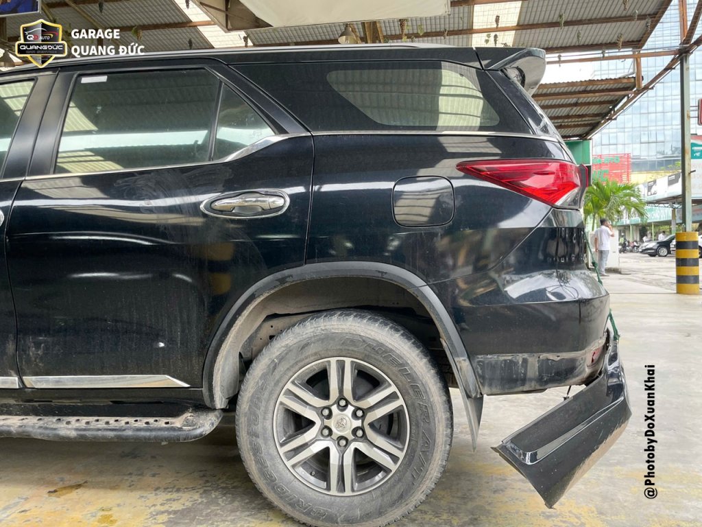 TOYOTA FORTUNER ĐEN - MÓP NẮP CỐP, VỠ ĐÈN HẬU quangducauto khaiphuchoi (25).jpg