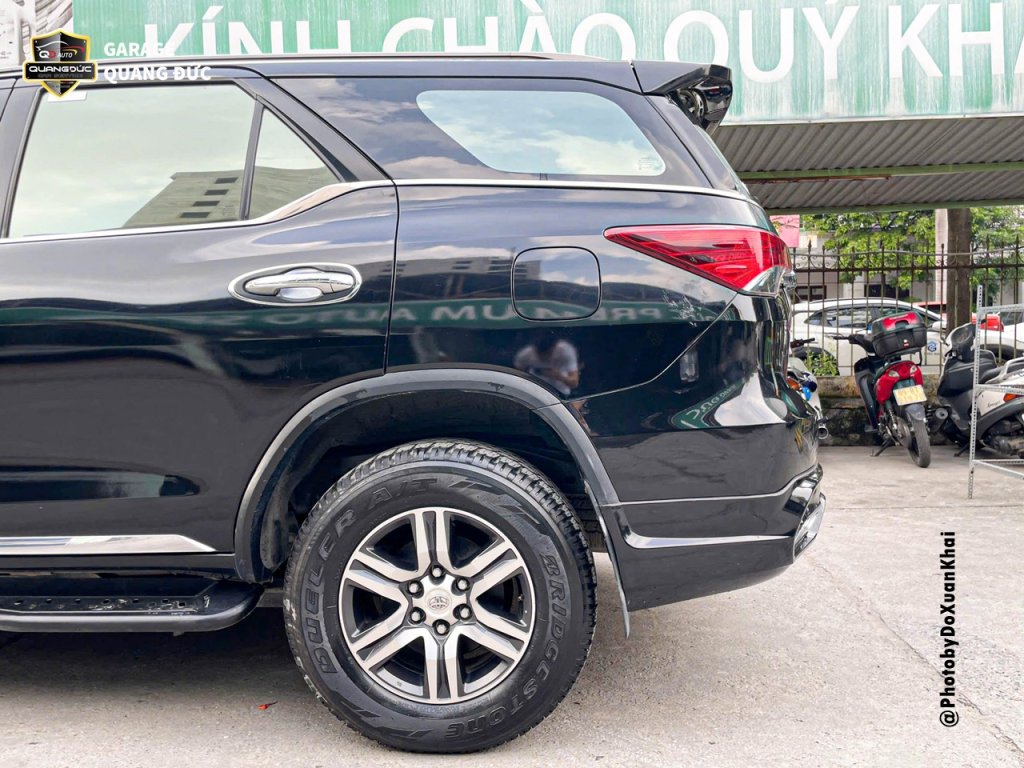 TOYOTA FORTUNER ĐEN - MÓP NẮP CỐP, VỠ ĐÈN HẬU quangducauto khaiphuchoi (10).jpg