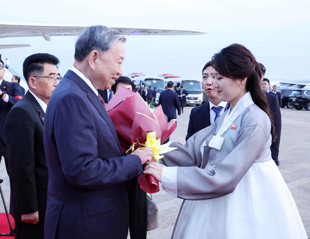 vna-potal-tong-bi-thu-to-lam-den-binh-nhuong-bat-dau-tham-cap-nha-nuoc-toi-trieu-tien-8326353-...jpg