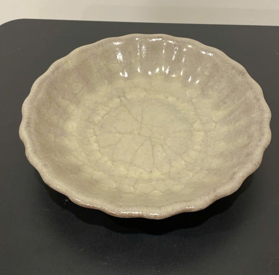 Đĩa hoa súng men Quan Diêu thời đại nhà Tống - Guan Yao enamel lotus plate, Song Dynasty- (2).jpg