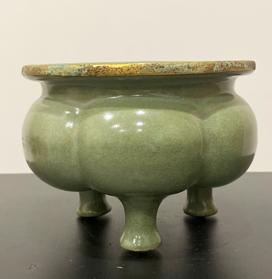 Three-legged Ru Yao glazed vase from the Song Dynasty - Ang ba chân men Nhữ Diêu thời nhà Tống...jpg