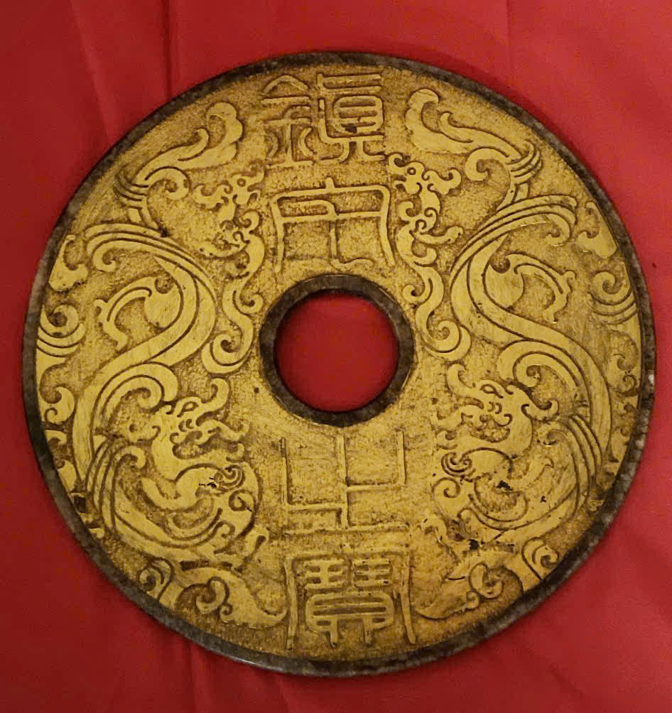 Đĩa ngọc bi 30cm mạ vàng nhà hán có minh văn trấn trạch chi bảo- (1).jpg
