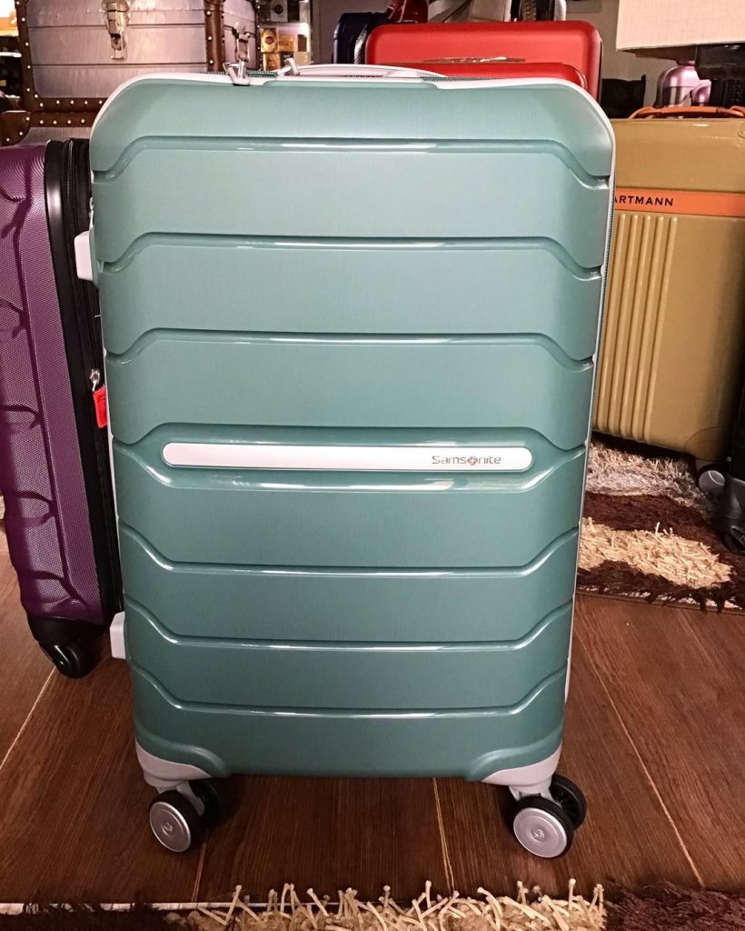 Samsonite  freeform is Great ,light and stylish. Good quality for carry on..jpg