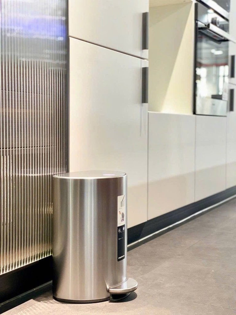 Thùng rác bán nguyệt 6L Simplehuman CW1834CB12.jpg