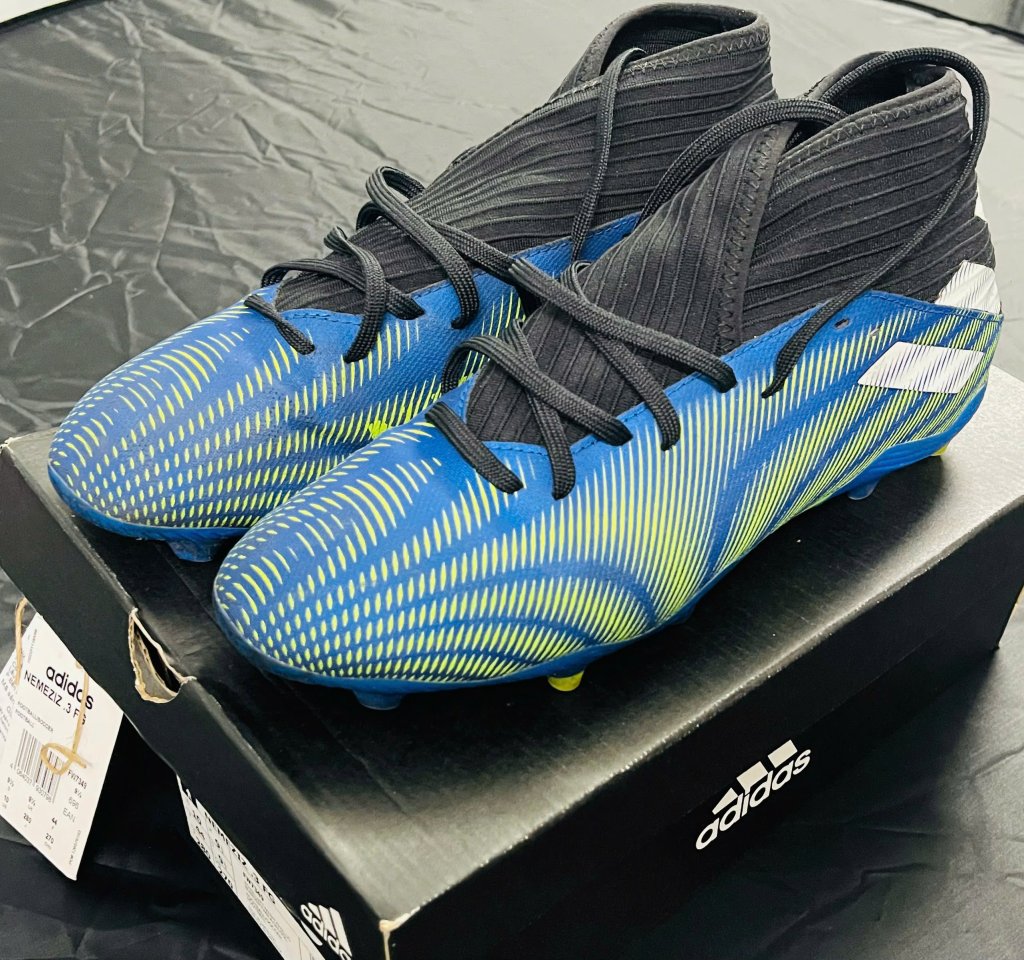 Giày đá bóng 3.jpg