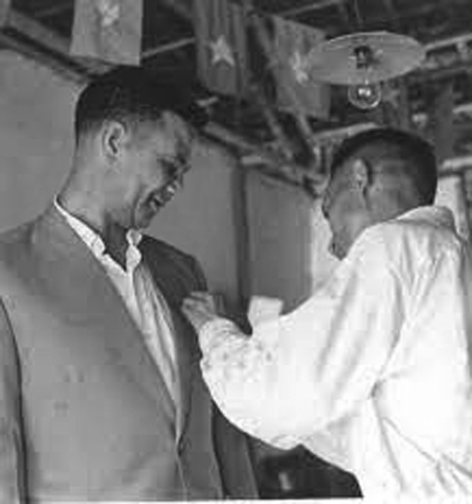 Đc Nguyễn Chiến Mã nhận Huân chương Quân công.jpg